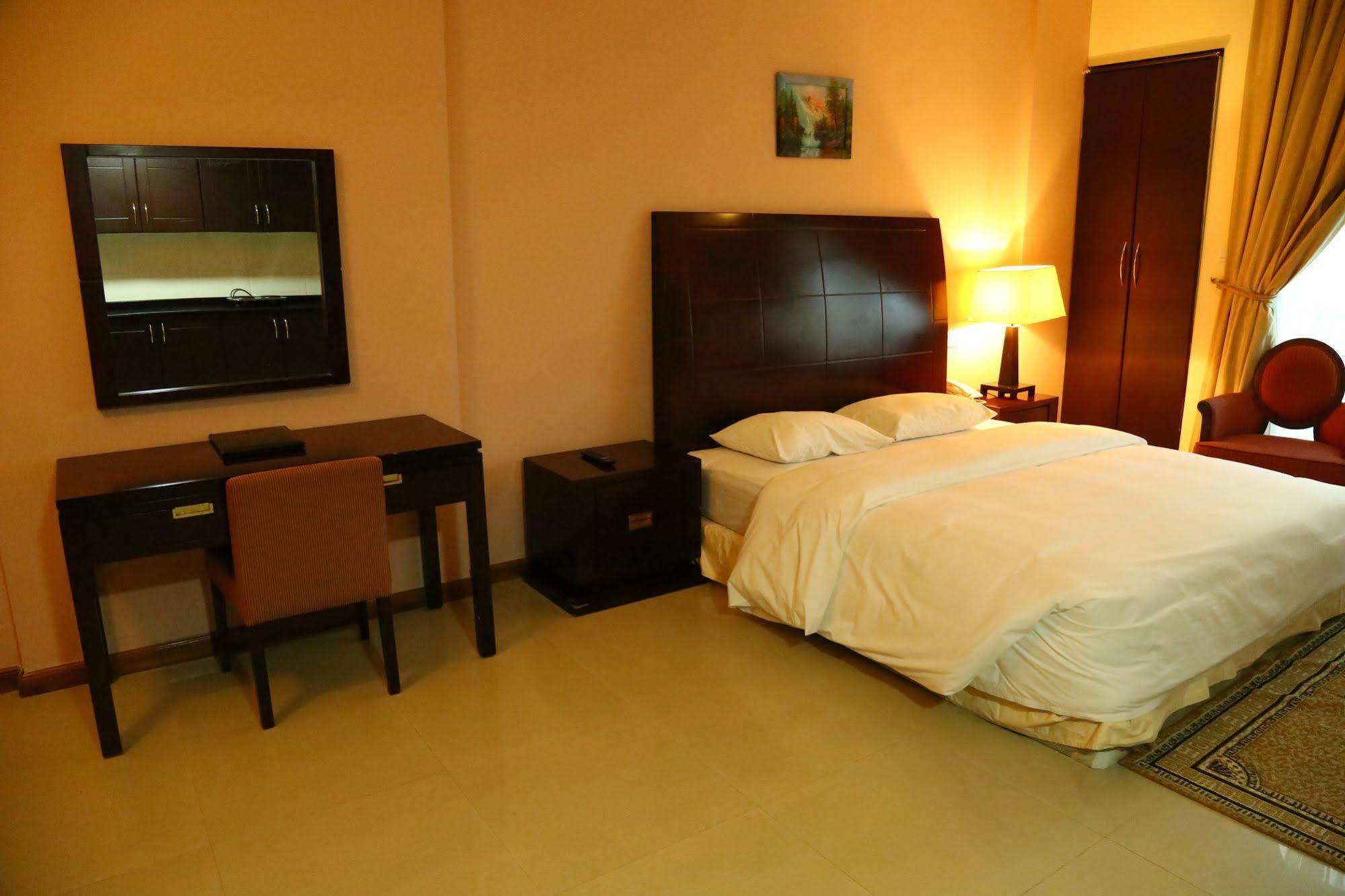 Golden Square Hotel Apartments Дубай Екстер'єр фото