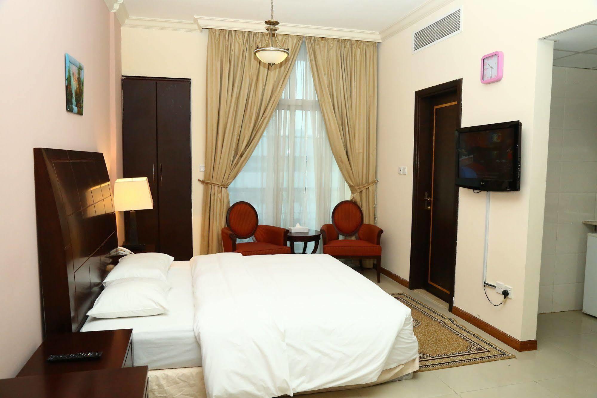 Golden Square Hotel Apartments Дубай Екстер'єр фото