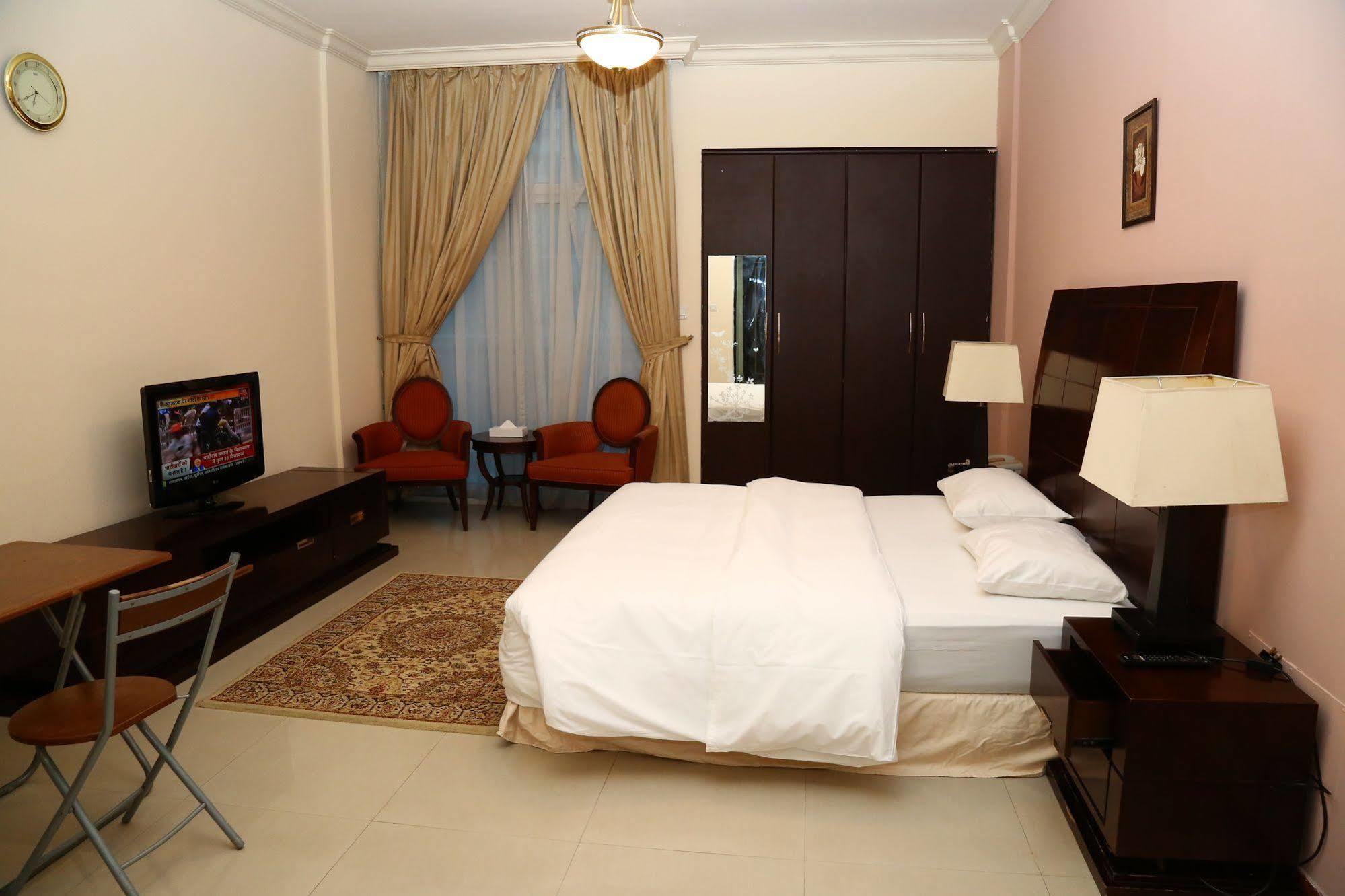 Golden Square Hotel Apartments Дубай Екстер'єр фото