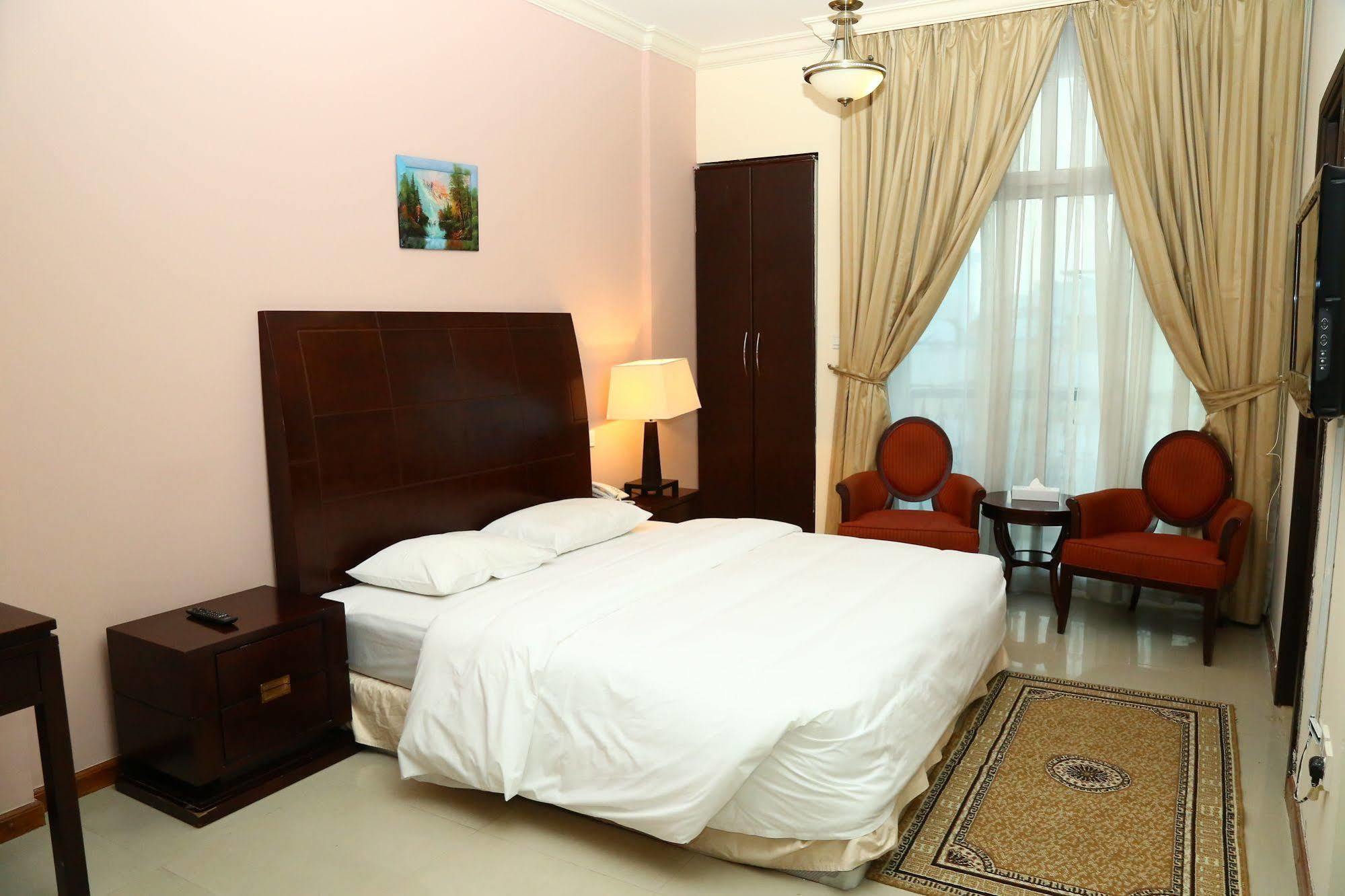 Golden Square Hotel Apartments Дубай Екстер'єр фото